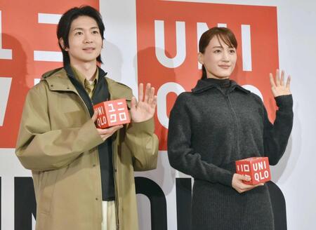 　手を振る松下洸平（左）と綾瀬はるか