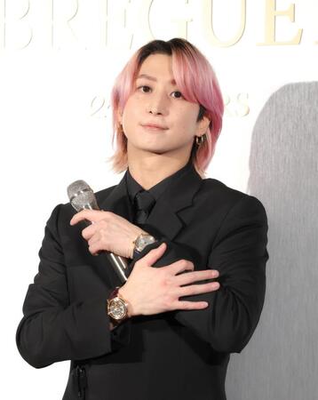 　高級時計を披露する佐久間大介（撮影・吉澤敬太）