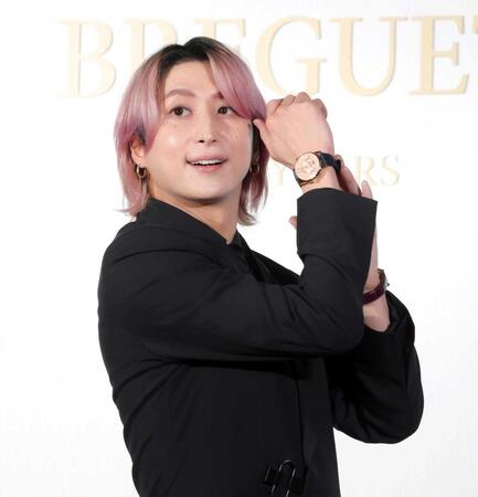 　笑顔で時計を披露する佐久間大介（撮影・吉澤敬太）