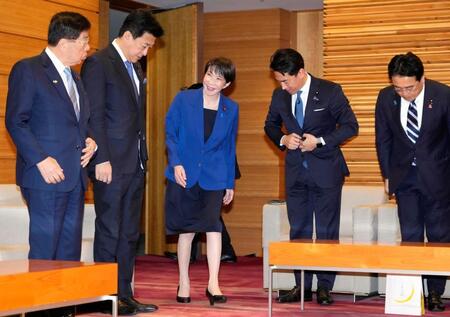 　閣議に臨む高市首相（中央）ら