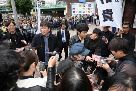 　チラシを配る山田裕貴（右）と佐藤二朗　Ⓒ２０２５映画「爆弾」製作委員会