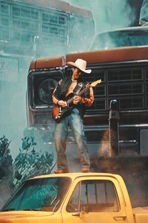 　ヴィンテージカーの上でギターを弾く平井大（撮影・Ｌａｄｙ　Ｂｒｏｗｎ　Ｐｉｃｔｕｒｅｓ）　