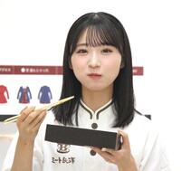 　試食するＡＫＢ４８の山内瑞葵