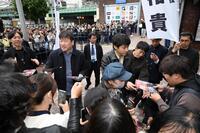 　チラシを配る山田裕貴（右）と佐藤二朗　Ⓒ２０２５映画「爆弾」製作委員会