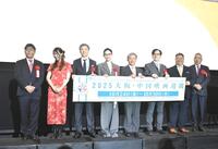 　大阪・中国映画週間開会式に参加した（左から）上海吉本文化芸術伝播有限公司・仲良平氏、いぜん、板尾創路、朱浩静、中国駐大阪総領事・薛剣氏、松井俊之氏、ブラックマヨネーズ・小杉竜一、吉本興業・岡本昭彦社長