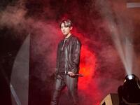 　ロックな衣装でステージに立つ辰巳ゆうと