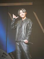 　ロックな衣装でステージに立つ辰巳ゆうと