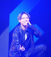 　ロックな衣装でステージに立つ辰巳ゆうと