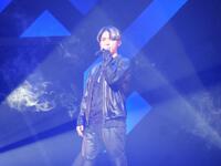 　ロックな衣装でステージに立つ辰巳ゆうと