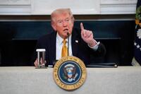 　ホワイトハウスで記者団の取材に応じるトランプ米大統領（ＡＰ＝共同）