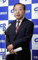 　高市首相の所信表明演説後、記者団の取材に応じる立憲民主党の野田代表