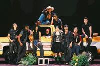 　バンドメンバーとともに写真撮影する平井大（撮影・Ｌａｄｙ　Ｂｒｏｗｎ　Ｐｉｃｔｕｒｅｓ）