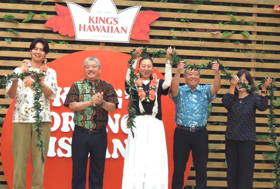 　「ＫＩＮＧ’Ｓ　ＨＡＷＡＩＩＡＮ」オープニングセレモニーに出席したＧＥＮＥＲＡＴＩＯＮＳ・片寄涼太（左）とＲＩＫＡＣＯ（中央）