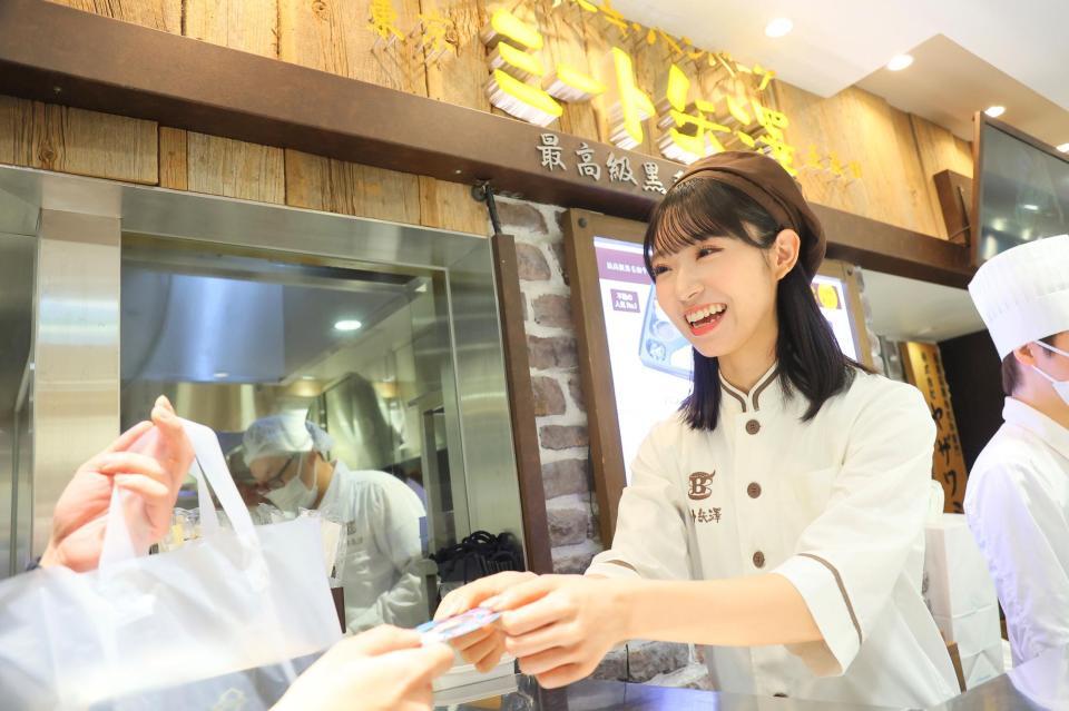 　商品などを手渡すＡＫＢ４８の山内瑞葵　©ＡＫＢ４８　