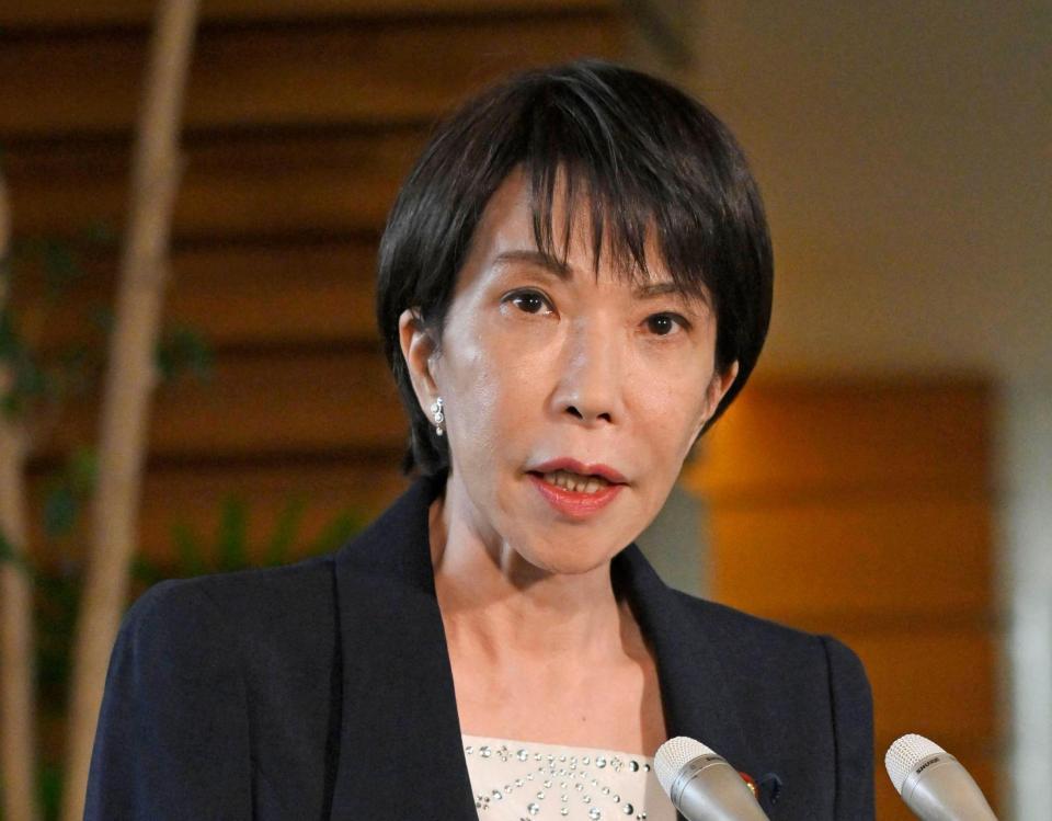 　北朝鮮による弾道ミサイル発射に関し、記者団に話す高市首相