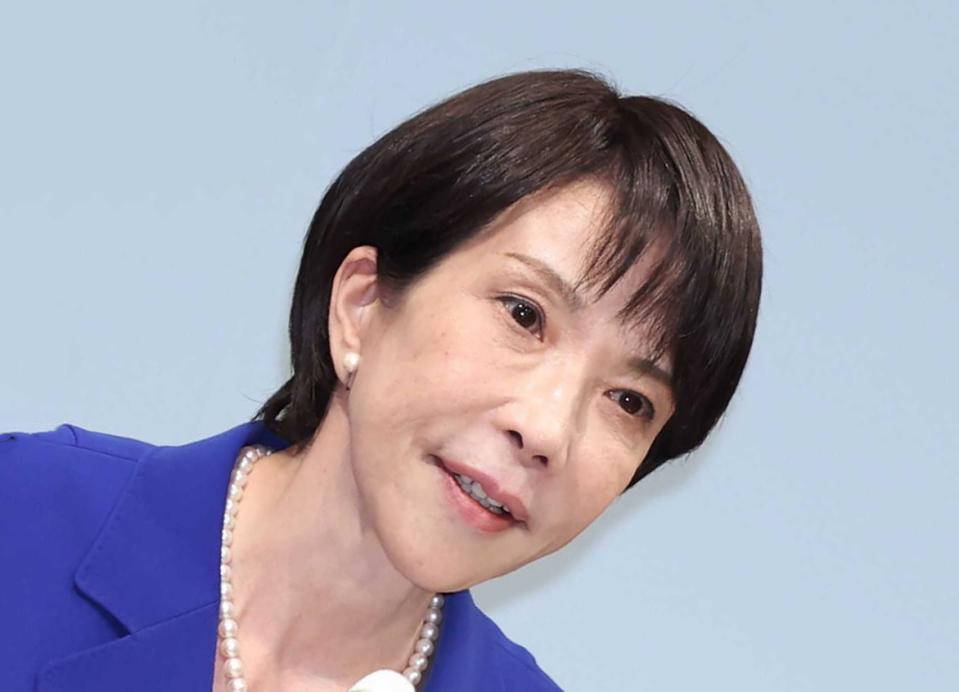 ダッチアングル手法の高市早苗首相の写真