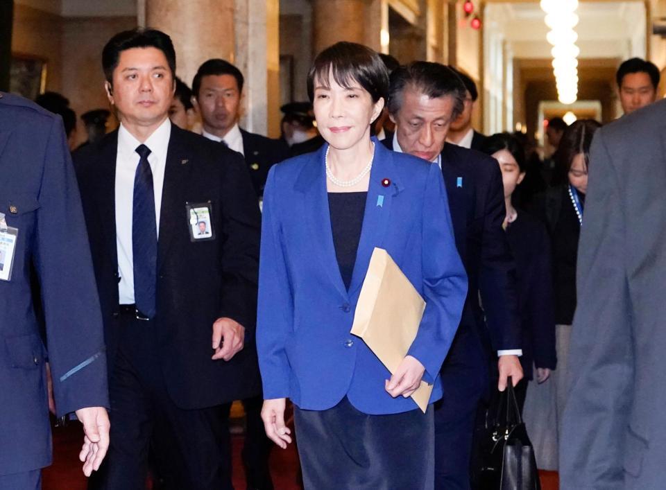 　衆院本会議での所信表明演説に向かう高市首相（中央）