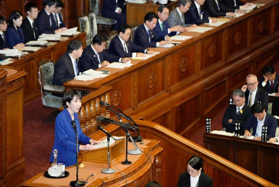 　衆院本会議で就任後初めての所信表明演説をする高市首相