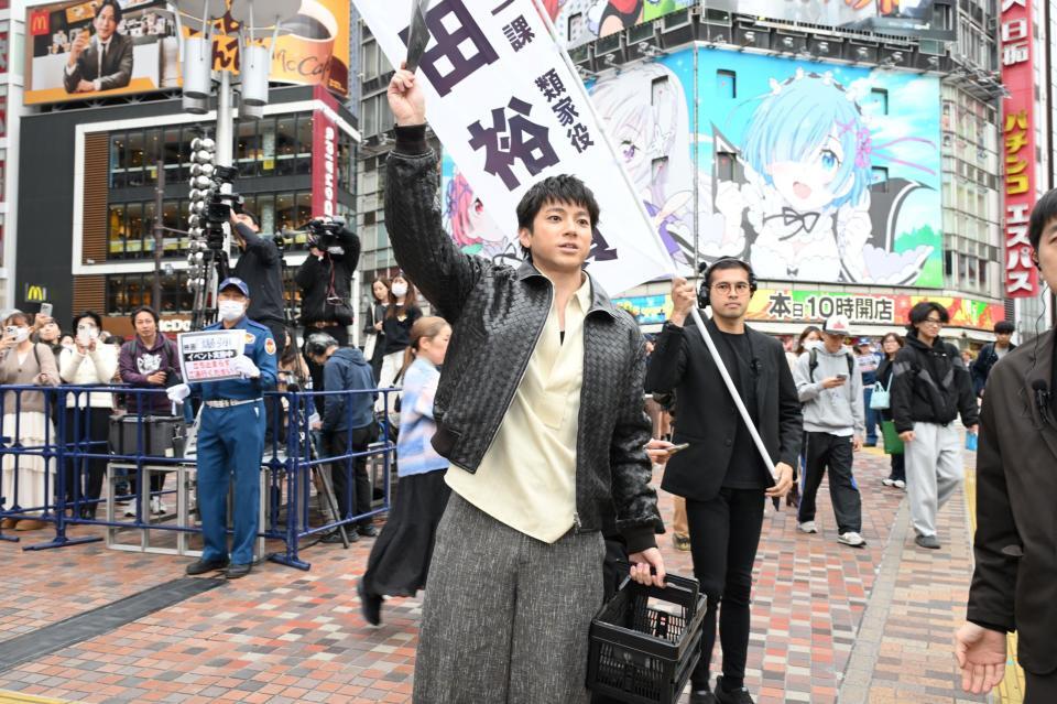 　チラシを配る山田裕貴　Ⓒ２０２５映画「爆弾」製作委員会