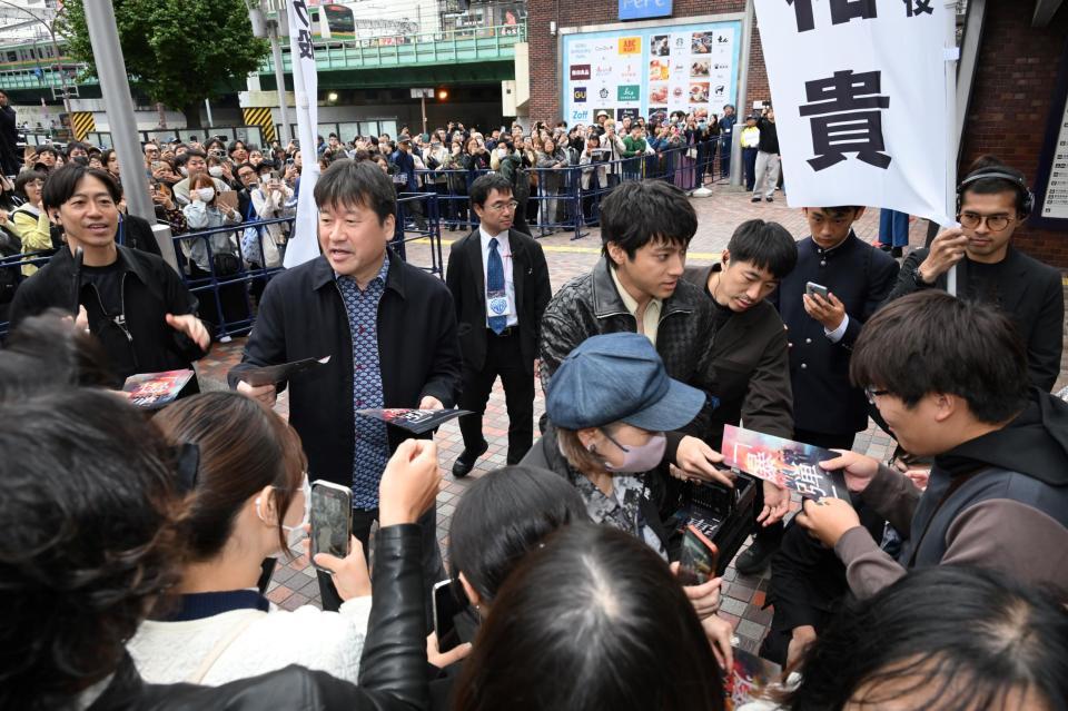 　チラシを配る山田裕貴（右）と佐藤二朗　Ⓒ２０２５映画「爆弾」製作委員会