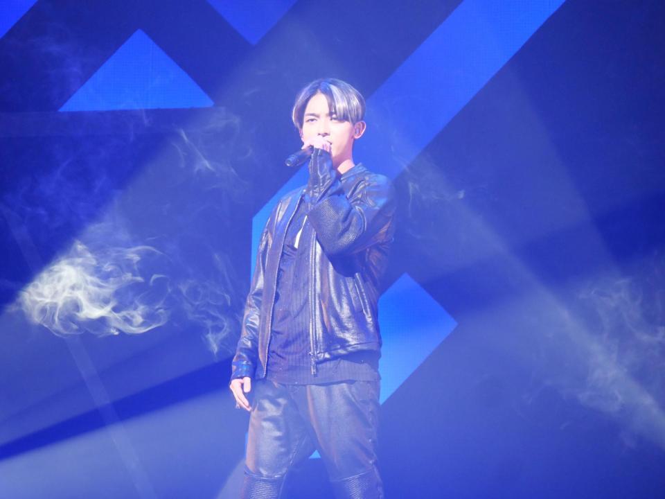 　ロックな衣装でステージに立つ辰巳ゆうと