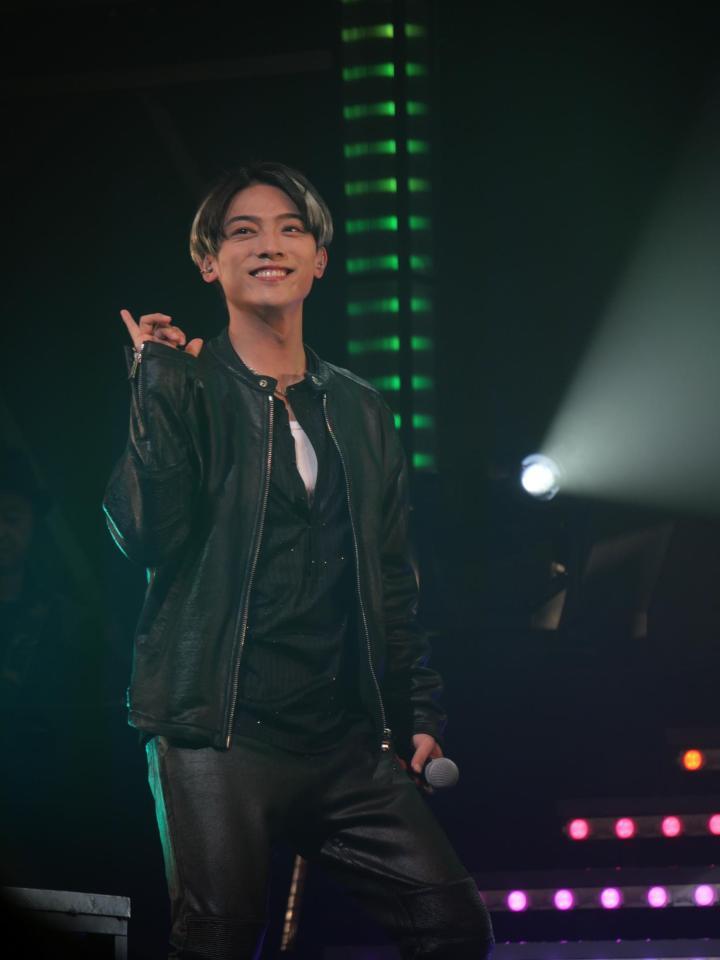 　ステージ上で笑顔を浮かべる辰巳ゆうと