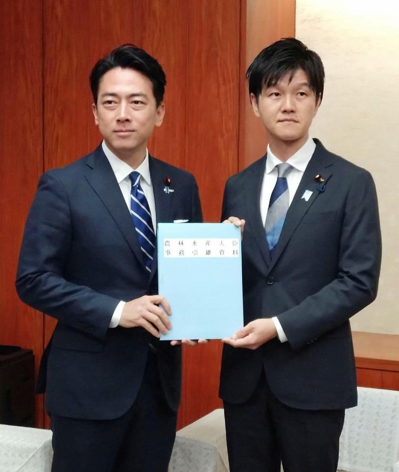 　引き継ぎ式に臨む鈴木農相（右）と小泉前農相＝２２日