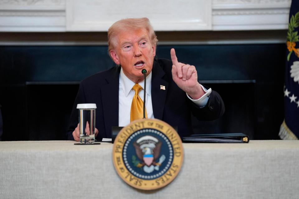 　ホワイトハウスで記者団の取材に応じるトランプ米大統領（ＡＰ＝共同）