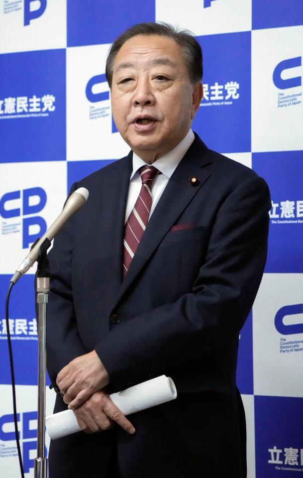 　高市首相の所信表明演説後、記者団の取材に応じる立憲民主党の野田代表