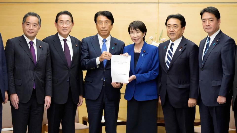 　岸田元首相（左から２人目）ら「ＡＺＥＣ」を推進する自民党議員連盟メンバーから提言を受け取った高市首相（右から３人目）