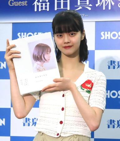初の写真集「ＭＡＲＩＮＥ」を発売した福田真琳