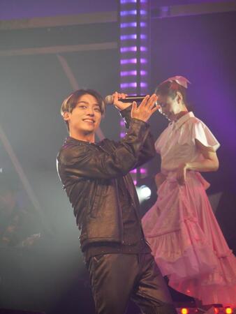 　ステージで笑顔を浮かべる辰巳ゆうと