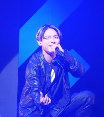 　ロックな衣装でステージに立つ辰巳ゆうと