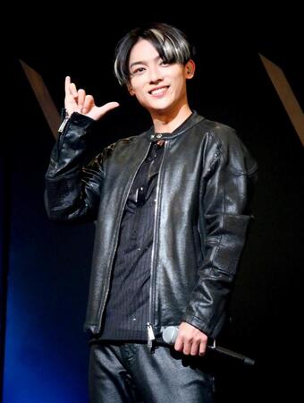 　ロックな衣装でステージに立つ辰巳ゆうと
