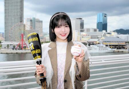 　神戸の街並みを背にポーズを決めるＦＲＵＩＴＳ　ＺＩＰＰＥＲの鎮西寿々歌（撮影・金居みつよし）