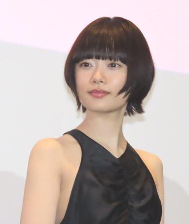 　映画「ミッツ・ザ・ワールド」公開記念舞台あいさつに出席した杉咲花