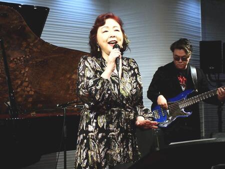 　歌う丸山圭子