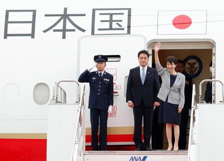 　初外遊のためマレーシアに向け出発する高市首相（右）