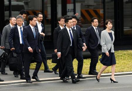 　初外遊となるマレーシアに向け出発する高市首相（右端）