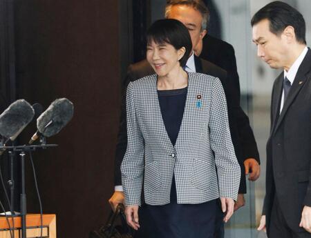 　初外遊を前に報道陣の取材に臨む高市首相