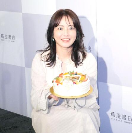 　サプライズでケーキをプレゼントされ笑顔を見せる磯山さやか
