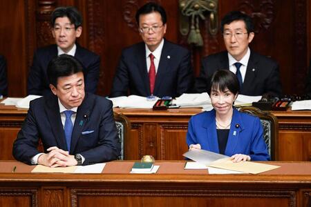 　衆院本会議で就任後初めての所信表明演説を終えた高市首相（前列右）＝２４日