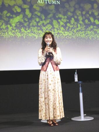 　笑顔でトークする菅井友香