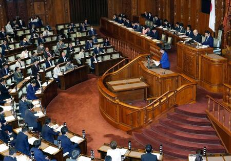 　参院本会議で所信表明演説をする高市首相（壇上）＝２４日