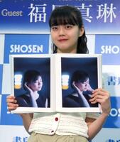 　初の写真集「ＭＡＲＩＮＥ」を発売したつばきファクトリーの福田真琳