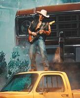 　ヴィンテージカーの上でギターを弾く平井大（撮影・Ｌａｄｙ　Ｂｒｏｗｎ　Ｐｉｃｔｕｒｅｓ）