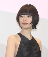 　映画「ミッツ・ザ・ワールド」公開記念舞台あいさつに出席した杉咲花