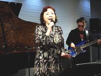 　歌う丸山圭子