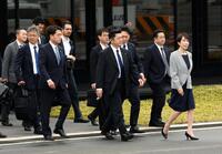 　初外遊となるマレーシアに向け出発する高市首相（右端）