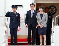 　初外遊となるマレーシアに向け出発する高市首相（右）